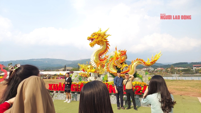 Dòng người kéo nhau đến ngắm linh vật rồng ở vùng biên Lao Bảo- Ảnh 7. Dòng người kéo nhau đến ngắm linh vật rồng ở vùng biên Lao Bảo- Ảnh 7.