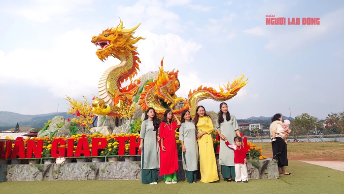 Dòng người kéo nhau đến ngắm linh vật rồng ở vùng biên Lao Bảo- Ảnh 3. Dòng người kéo nhau đến ngắm linh vật rồng ở vùng biên Lao Bảo- Ảnh 3.