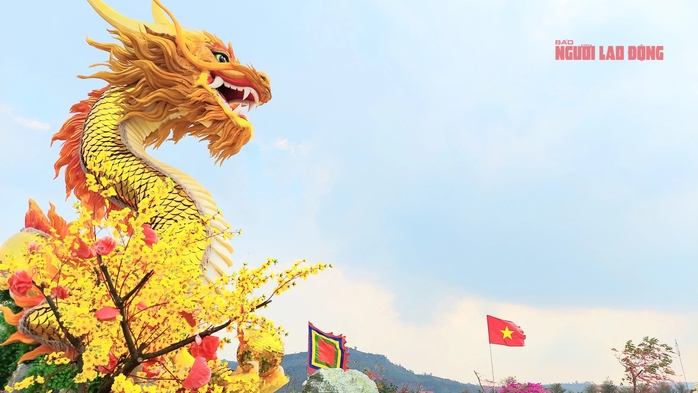 Dòng người kéo nhau đến ngắm linh vật rồng ở vùng biên Lao Bảo- Ảnh 1. Dòng người kéo nhau đến ngắm linh vật rồng ở vùng biên Lao Bảo- Ảnh 1.