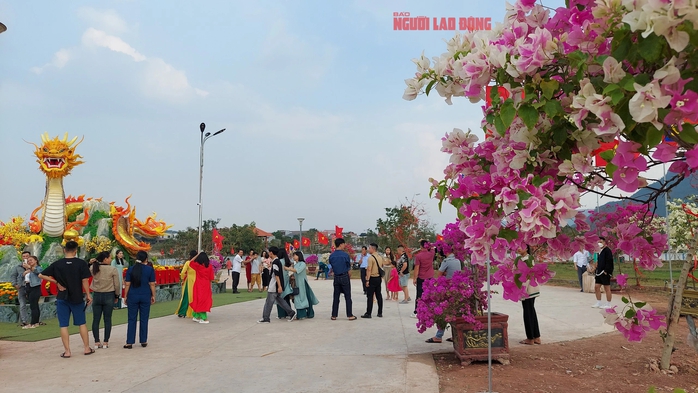 Dòng người kéo nhau đến ngắm linh vật rồng ở vùng biên Lao Bảo- Ảnh 4. Dòng người kéo nhau đến ngắm linh vật rồng ở vùng biên Lao Bảo- Ảnh 4.