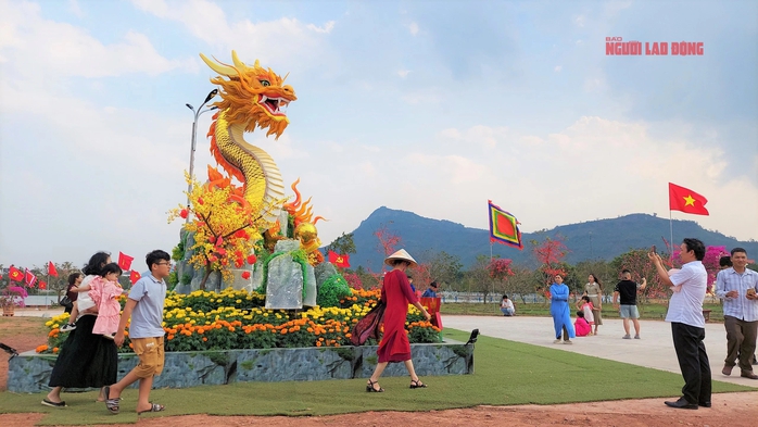 Dòng người kéo nhau đến ngắm linh vật rồng ở vùng biên Lao Bảo- Ảnh 2. Dòng người kéo nhau đến ngắm linh vật rồng ở vùng biên Lao Bảo- Ảnh 2.