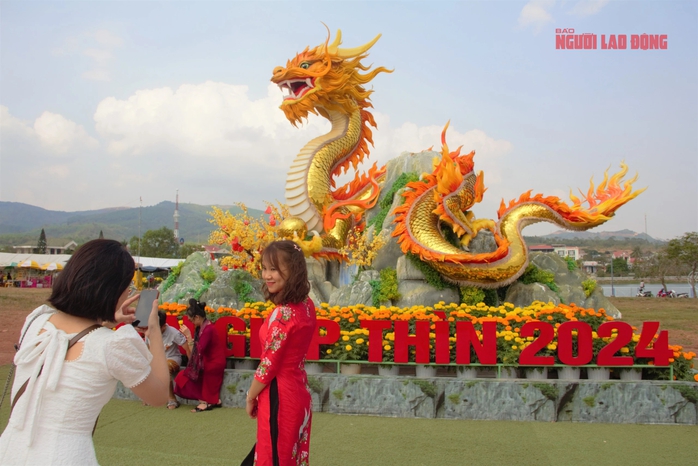 Dòng người kéo nhau đến ngắm linh vật rồng ở vùng biên Lao Bảo- Ảnh 9. Dòng người kéo nhau đến ngắm linh vật rồng ở vùng biên Lao Bảo- Ảnh 9.