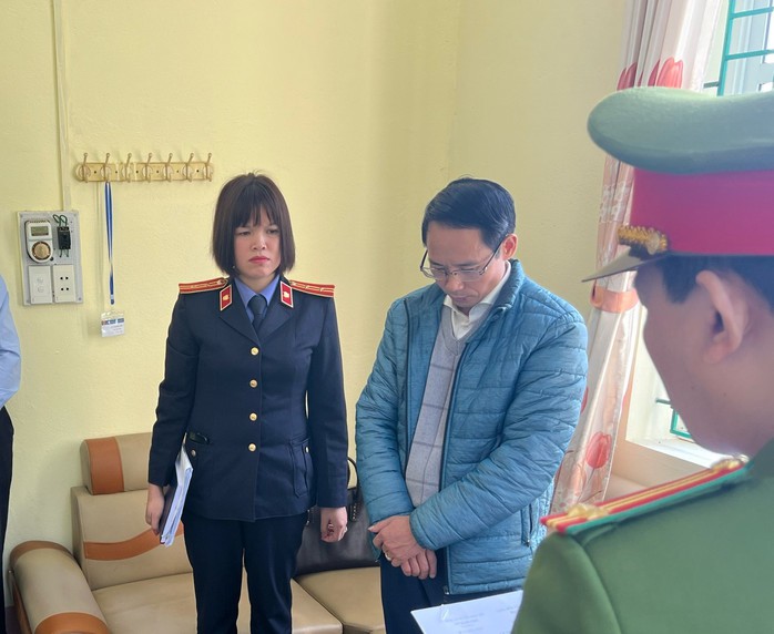 Bắt một chủ tịch xã- Ảnh 1. Bắt một chủ tịch xã- Ảnh 1.