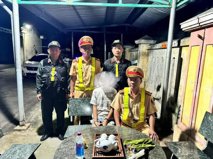 CSGT giải cứu cháu bé nghi bị kẻ xấu dụ dỗ từ Huế vào TP HCM- Ảnh 1. CSGT giải cứu cháu bé nghi bị kẻ xấu dụ dỗ từ Huế vào TP HCM- Ảnh 1.
