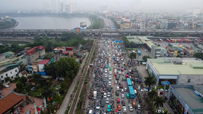 Giao thông Hà Nội ùn tắc chiều ngày 27 Tết- Ảnh 9. Giao thông Hà Nội ùn tắc chiều ngày 27 Tết- Ảnh 9.