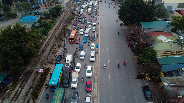 Giao thông Hà Nội ùn tắc chiều ngày 27 Tết- Ảnh 5. Giao thông Hà Nội ùn tắc chiều ngày 27 Tết- Ảnh 5.