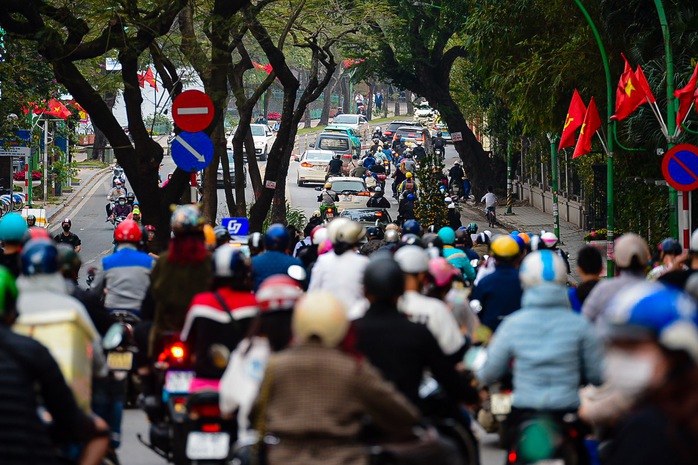 Giao thông Hà Nội ùn tắc chiều ngày 27 Tết- Ảnh 10. Giao thông Hà Nội ùn tắc chiều ngày 27 Tết- Ảnh 10.