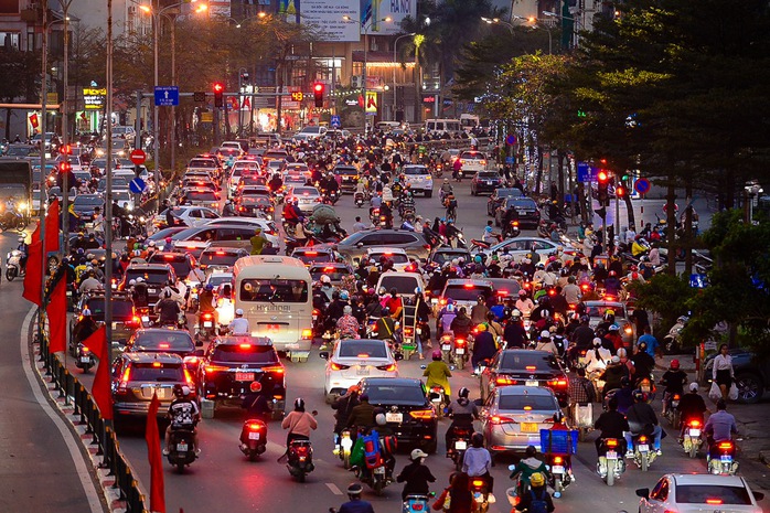 Giao thông Hà Nội ùn tắc chiều ngày 27 Tết- Ảnh 13. Giao thông Hà Nội ùn tắc chiều ngày 27 Tết- Ảnh 13.