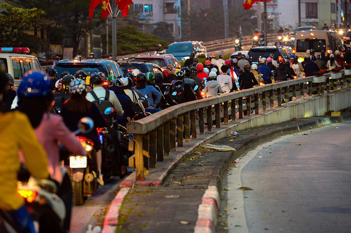 Giao thông Hà Nội ùn tắc chiều ngày 27 Tết- Ảnh 14. Giao thông Hà Nội ùn tắc chiều ngày 27 Tết- Ảnh 14.