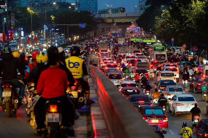 Giao thông Hà Nội ùn tắc chiều ngày 27 Tết- Ảnh 16. Giao thông Hà Nội ùn tắc chiều ngày 27 Tết- Ảnh 16.