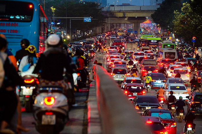 Giao thông Hà Nội ùn tắc chiều ngày 27 Tết- Ảnh 15. Giao thông Hà Nội ùn tắc chiều ngày 27 Tết- Ảnh 15.