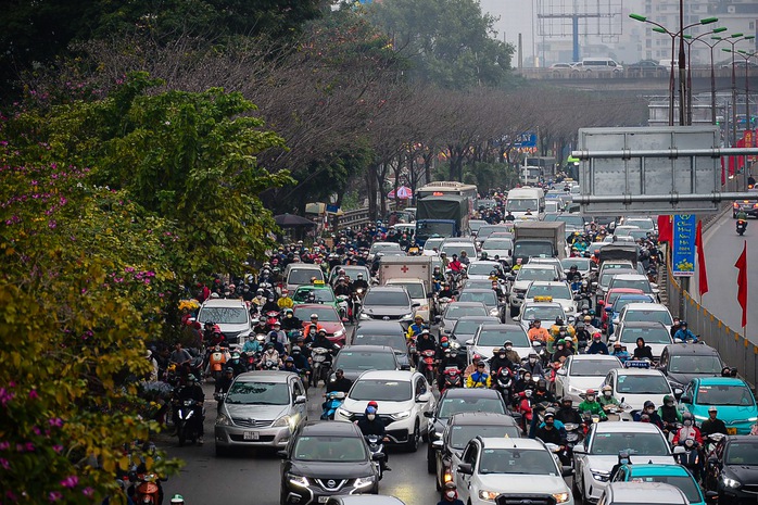 Giao thông Hà Nội ùn tắc chiều ngày 27 Tết- Ảnh 6. Giao thông Hà Nội ùn tắc chiều ngày 27 Tết- Ảnh 6.