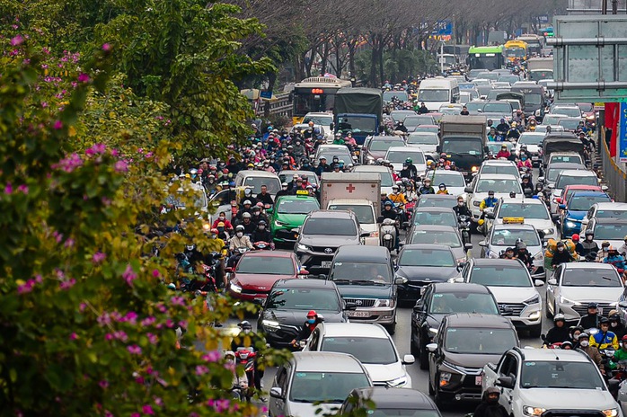 Giao thông Hà Nội ùn tắc chiều ngày 27 Tết- Ảnh 8. Giao thông Hà Nội ùn tắc chiều ngày 27 Tết- Ảnh 8.