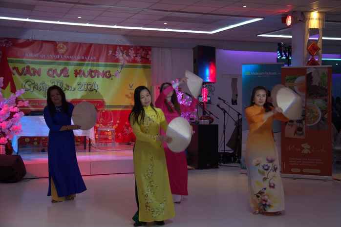 Tết cộng đồng - ngày hội trọn vẹn của kiều bào- Ảnh 1. Tết cộng đồng - ngày hội trọn vẹn của kiều bào- Ảnh 1.