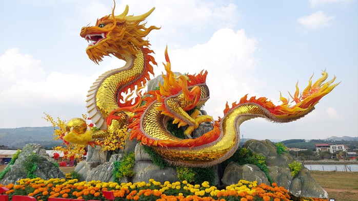 Dòng người kéo nhau đến ngắm linh vật rồng ở vùng biên Lao Bảo- Ảnh 10. Dòng người kéo nhau đến ngắm linh vật rồng ở vùng biên Lao Bảo- Ảnh 10.
