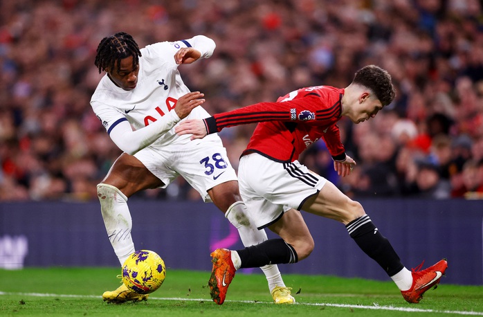 Lisandro Martinez nghỉ 8 tuần, nguy cơ lỡ đại chiến Manchester- Ảnh 1. Lisandro Martinez nghỉ 8 tuần, nguy cơ lỡ đại chiến Manchester- Ảnh 1.
