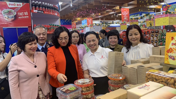 Bộ Công Thương kiểm tra đảm bảo hàng hoá phục vụ Tết tại Hà Nội và TP HCM- Ảnh 1. Bộ Công Thương kiểm tra đảm bảo hàng hoá phục vụ Tết tại Hà Nội và TP HCM- Ảnh 1.
