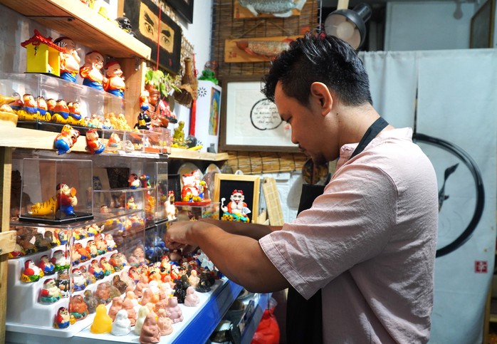 TP HCM: Tạo tác ông Địa “GenZ” độc đáo dịp Tết Nguyên đán- Ảnh 2. TP HCM: Tạo tác ông Địa “GenZ” độc đáo dịp Tết Nguyên đán- Ảnh 2.
