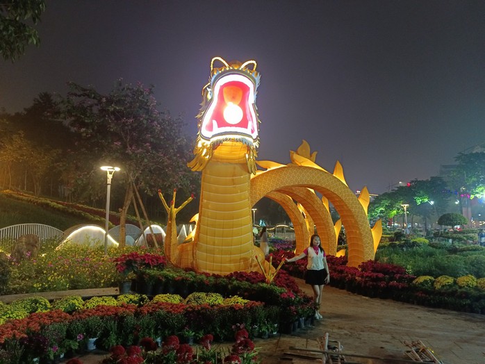 Hàng ngàn người tới chiêm ngưỡng linh vật rồng ngậm ngọc dài 30 m- Ảnh 3. Hàng ngàn người tới chiêm ngưỡng linh vật rồng ngậm ngọc dài 30 m- Ảnh 3.