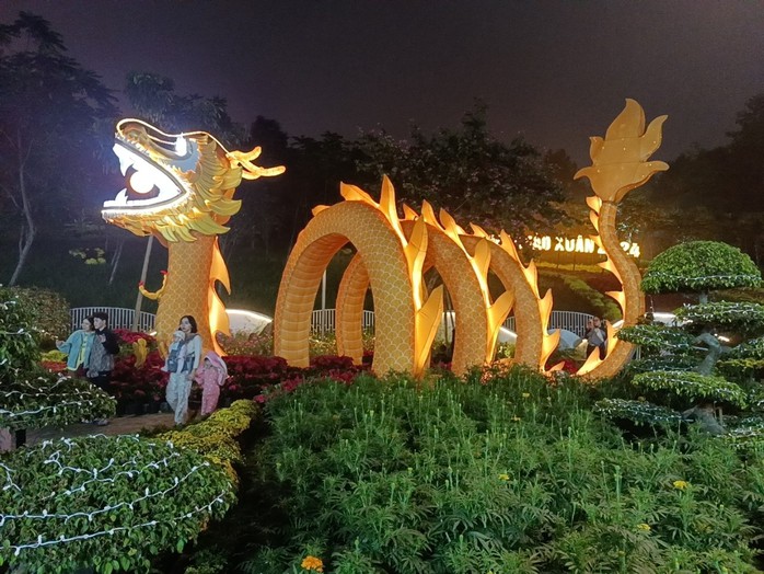 Hàng ngàn người tới chiêm ngưỡng linh vật rồng ngậm ngọc dài 30 m- Ảnh 1. Hàng ngàn người tới chiêm ngưỡng linh vật rồng ngậm ngọc dài 30 m- Ảnh 1.