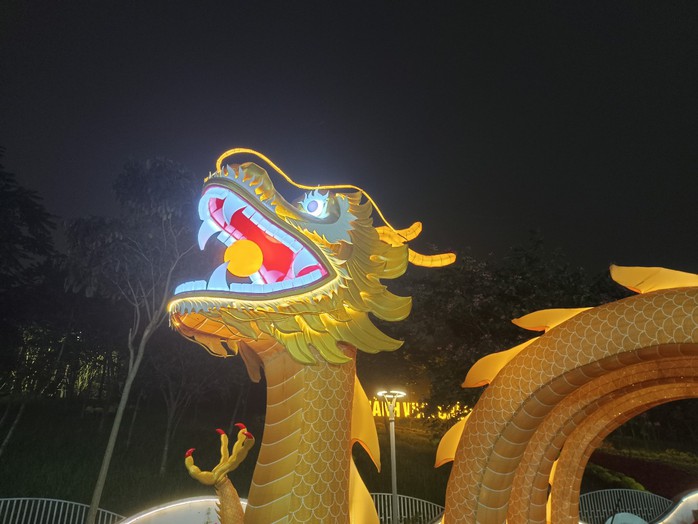 Hàng ngàn người tới chiêm ngưỡng linh vật rồng ngậm ngọc dài 30 m- Ảnh 2. Hàng ngàn người tới chiêm ngưỡng linh vật rồng ngậm ngọc dài 30 m- Ảnh 2.