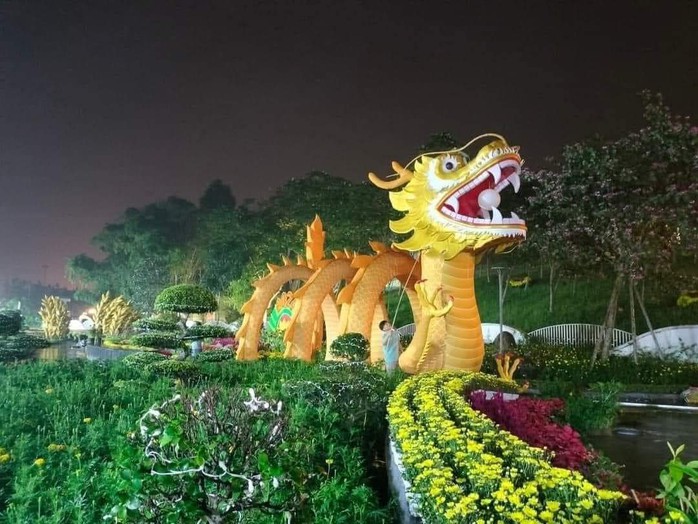 Hàng ngàn người tới chiêm ngưỡng linh vật rồng ngậm ngọc dài 30 m- Ảnh 4. Hàng ngàn người tới chiêm ngưỡng linh vật rồng ngậm ngọc dài 30 m- Ảnh 4.