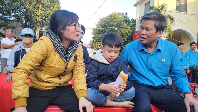 Nghĩa tình những chuyến xe, tàu mùa Xuân!
- Ảnh 1. Nghĩa tình những chuyến xe, tàu mùa Xuân!
- Ảnh 1.