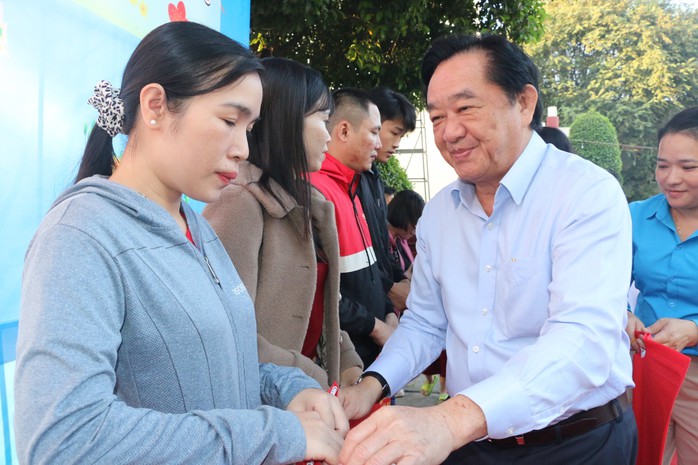 Nghĩa tình những chuyến xe, tàu mùa Xuân!
- Ảnh 3. Nghĩa tình những chuyến xe, tàu mùa Xuân!
- Ảnh 3.