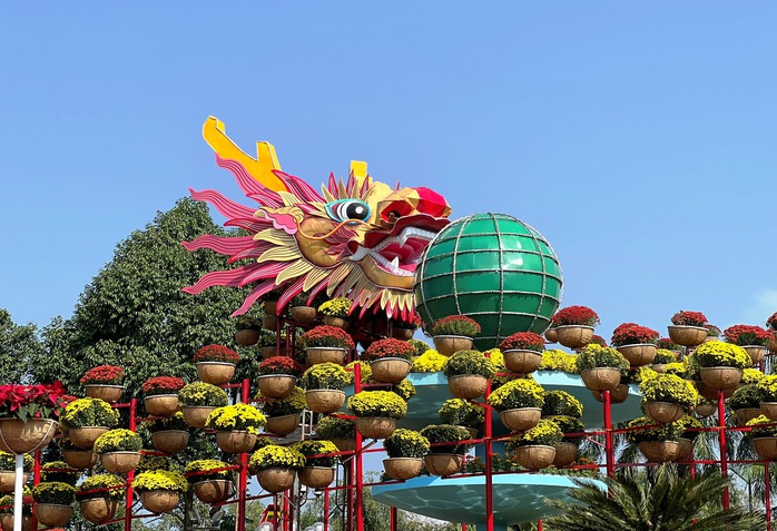 Linh vật rồng "chúa" ở Quảng Ngãi xuất hiện, nhiều người chuyển chê thành khen- Ảnh 2. Linh vật rồng "chúa" ở Quảng Ngãi xuất hiện, nhiều người chuyển chê thành khen- Ảnh 2.