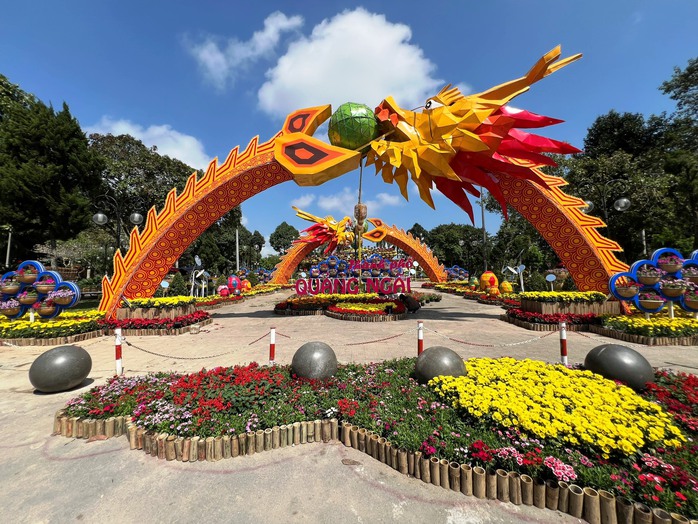Linh vật rồng "chúa" ở Quảng Ngãi xuất hiện, nhiều người chuyển chê thành khen- Ảnh 3. Linh vật rồng "chúa" ở Quảng Ngãi xuất hiện, nhiều người chuyển chê thành khen- Ảnh 3.
