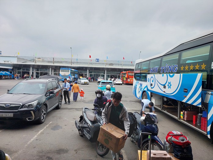 Cảnh nhộn nhịp tại bến xe Đà Nẵng- Ảnh 1. Cảnh nhộn nhịp tại bến xe Đà Nẵng- Ảnh 1.