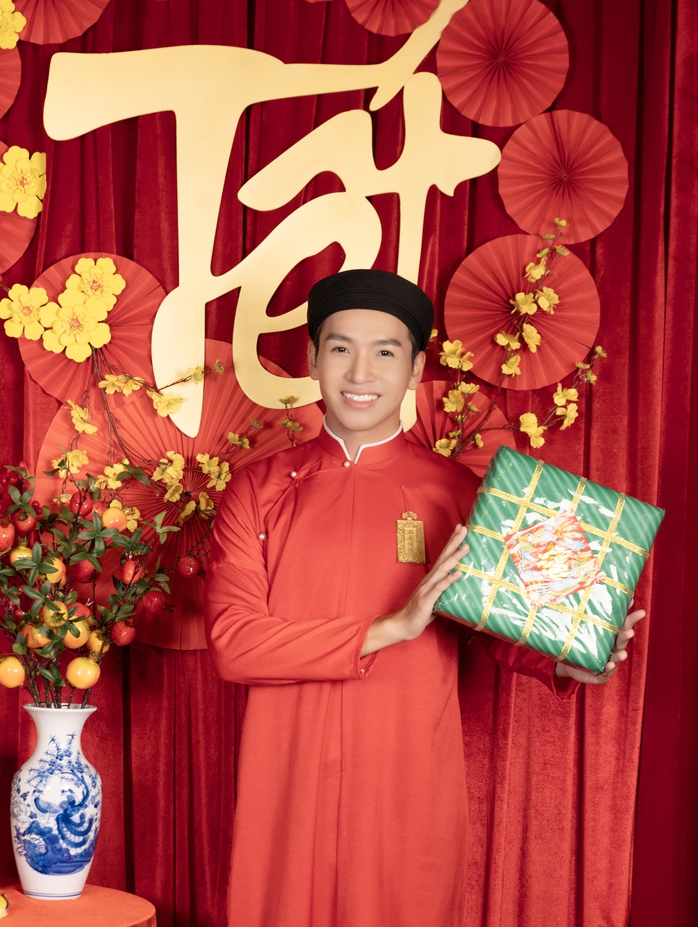 NSND Việt Anh, NSƯT Hữu Châu, Trấn Thành… rạng rỡ với áo dài!- Ảnh 7. NSND Việt Anh, NSƯT Hữu Châu, Trấn Thành… rạng rỡ với áo dài!- Ảnh 7.
