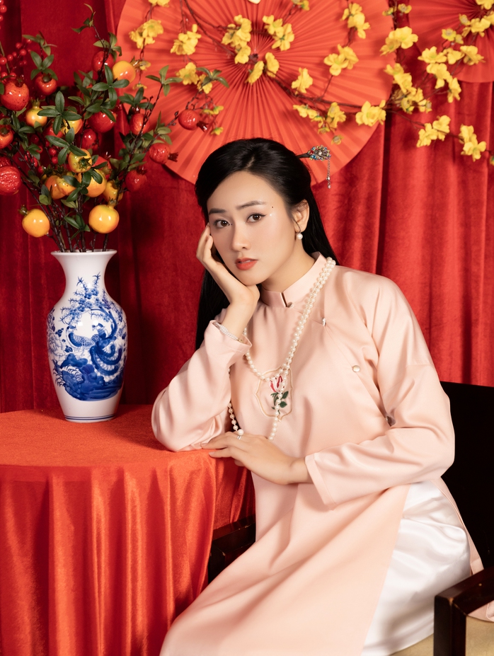 NSND Việt Anh, NSƯT Hữu Châu, Trấn Thành… rạng rỡ với áo dài!- Ảnh 8. NSND Việt Anh, NSƯT Hữu Châu, Trấn Thành… rạng rỡ với áo dài!- Ảnh 8.