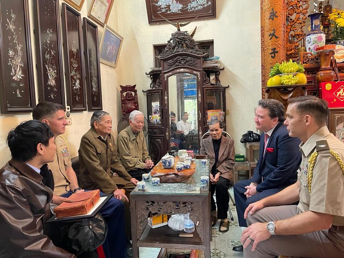 Đại sứ Marc Knapper trao cựu chiến binh Việt Nam thư của Tổng thống Mỹ- Ảnh 1.