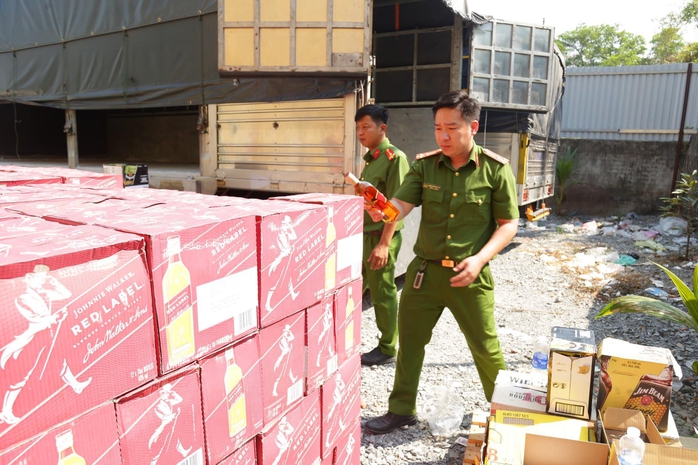 Bất ngờ với 3 chiếc xe tải đậu tại 1 bãi đất trống ở Bình Dương- Ảnh 1. Bất ngờ với 3 chiếc xe tải đậu tại 1 bãi đất trống ở Bình Dương- Ảnh 1.