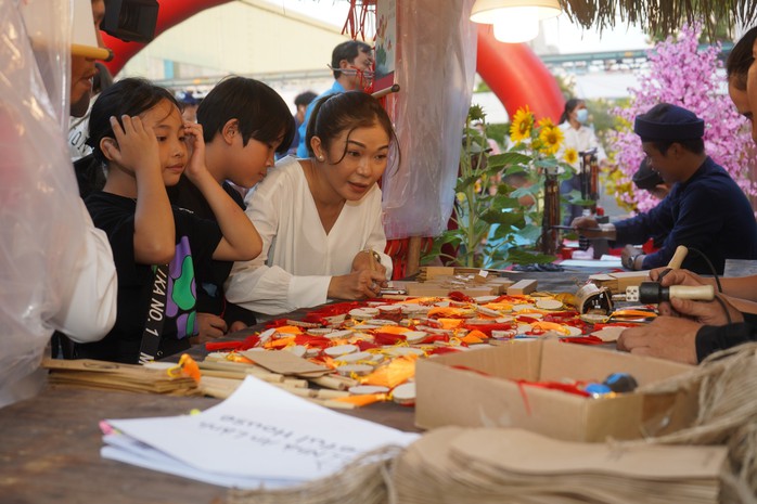 Làm việc xuyên Tết: Hạnh phúc vì được cống hiến- Ảnh 4. Làm việc xuyên Tết: Hạnh phúc vì được cống hiến- Ảnh 4.