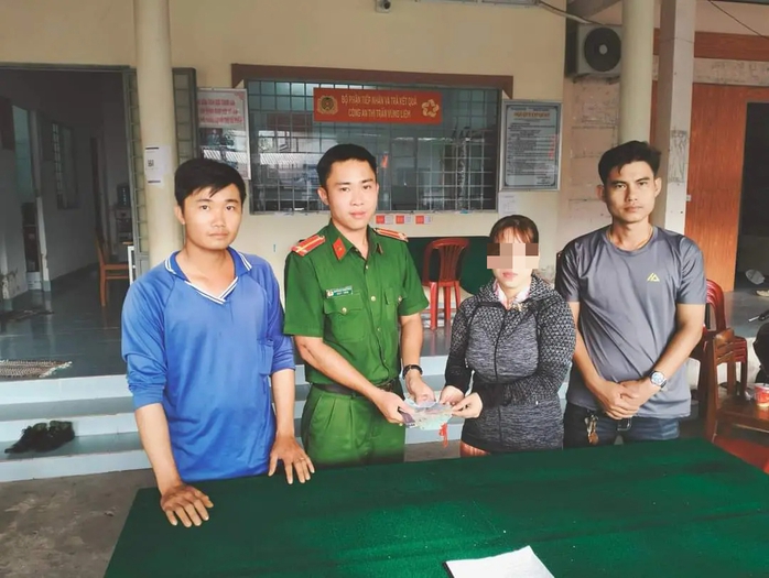 Hành động đẹp của thiếu tá công an và anh bán hành lá- Ảnh 2. Hành động đẹp của thiếu tá công an và anh bán hành lá- Ảnh 2.