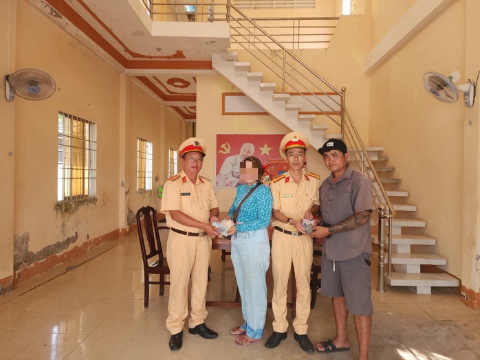 Hành động đẹp của thiếu tá công an và anh bán hành lá- Ảnh 1. Hành động đẹp của thiếu tá công an và anh bán hành lá- Ảnh 1.