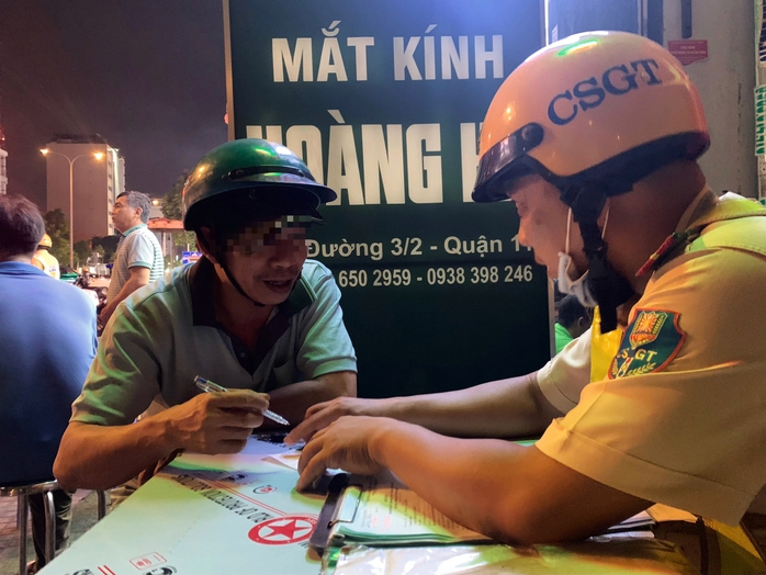 CSGT TP HCM đo "cồn" ngày Tết: Người ngã nhào xuống đường, người vi phạm mức "khủng"
- Ảnh 3. CSGT TP HCM đo "cồn" ngày Tết: Người ngã nhào xuống đường, người vi phạm mức "khủng"
- Ảnh 3.