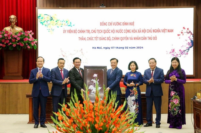 Chủ tịch Quốc hội chúc Tết Đảng bộ, chính quyền và nhân dân Hà Nội- Ảnh 3. Chủ tịch Quốc hội chúc Tết Đảng bộ, chính quyền và nhân dân Hà Nội- Ảnh 3.