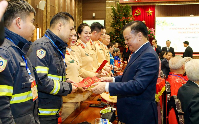 Chủ tịch Quốc hội chúc Tết Đảng bộ, chính quyền và nhân dân Hà Nội- Ảnh 6. Chủ tịch Quốc hội chúc Tết Đảng bộ, chính quyền và nhân dân Hà Nội- Ảnh 6.