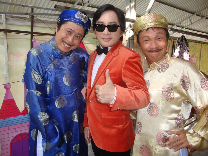Rộn rã tiếng cười khi nghệ sĩ tấu hài chào Tết năm Thìn- Ảnh 1. Rộn rã tiếng cười khi nghệ sĩ tấu hài chào Tết năm Thìn- Ảnh 1.