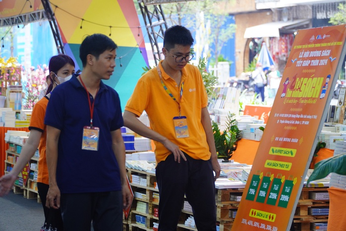 Lễ hội Đường Sách TP HCM Tết Giáp Thìn 2024: Nhiều nét mới ấn tượng- Ảnh 10. Lễ hội Đường Sách TP HCM Tết Giáp Thìn 2024: Nhiều nét mới ấn tượng- Ảnh 10.
