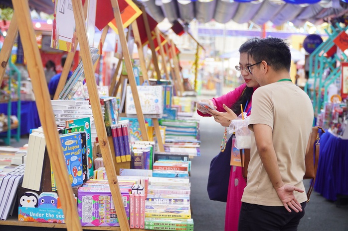 Lễ hội Đường Sách TP HCM Tết Giáp Thìn 2024: Nhiều nét mới ấn tượng- Ảnh 1. Lễ hội Đường Sách TP HCM Tết Giáp Thìn 2024: Nhiều nét mới ấn tượng- Ảnh 1.