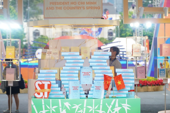 Lễ hội Đường Sách TP HCM Tết Giáp Thìn 2024: Nhiều nét mới ấn tượng- Ảnh 14. Lễ hội Đường Sách TP HCM Tết Giáp Thìn 2024: Nhiều nét mới ấn tượng- Ảnh 14.