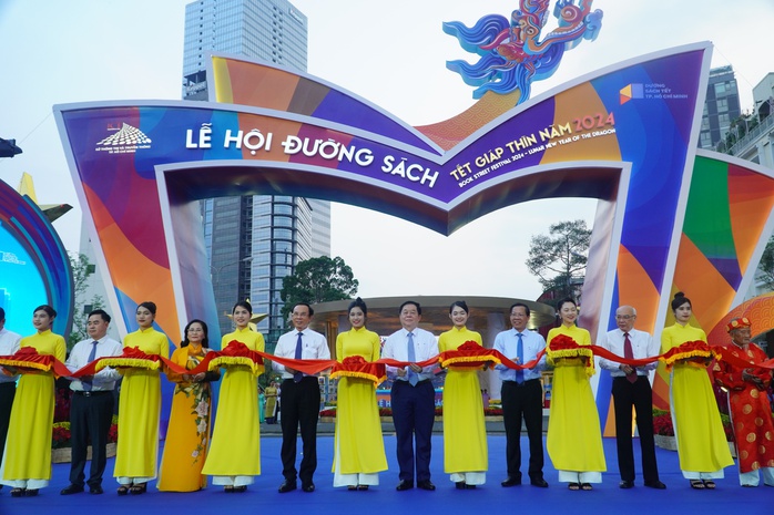 Lễ hội Đường Sách TP HCM Tết Giáp Thìn 2024: Nhiều nét mới ấn tượng- Ảnh 8. Lễ hội Đường Sách TP HCM Tết Giáp Thìn 2024: Nhiều nét mới ấn tượng- Ảnh 8.