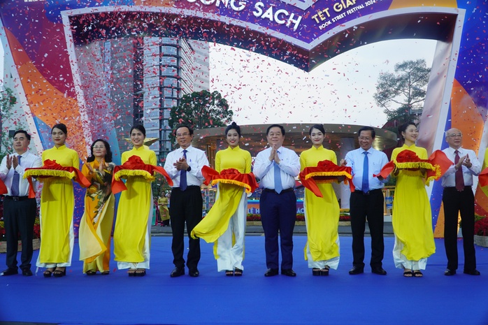 Lễ hội Đường Sách TP HCM Tết Giáp Thìn 2024: Nhiều nét mới ấn tượng- Ảnh 9. Lễ hội Đường Sách TP HCM Tết Giáp Thìn 2024: Nhiều nét mới ấn tượng- Ảnh 9.