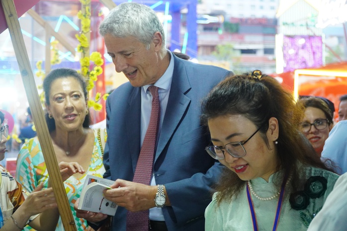 Lễ hội Đường Sách TP HCM Tết Giáp Thìn 2024: Nhiều nét mới ấn tượng- Ảnh 12. Lễ hội Đường Sách TP HCM Tết Giáp Thìn 2024: Nhiều nét mới ấn tượng- Ảnh 12.