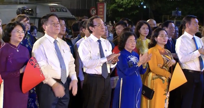 Đường hoa Nguyễn Huệ Tết Giáp Thìn 2024: Quy mô, độc đáo- Ảnh 2. Đường hoa Nguyễn Huệ Tết Giáp Thìn 2024: Quy mô, độc đáo- Ảnh 2.