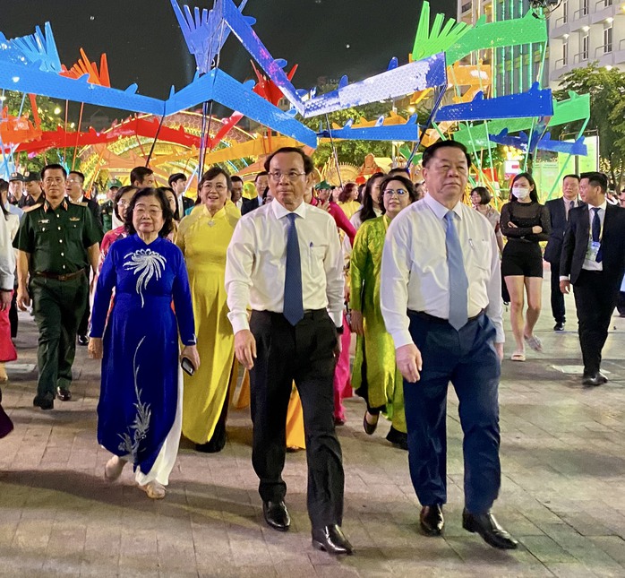 Đường hoa Nguyễn Huệ Tết Giáp Thìn 2024: Quy mô, độc đáo- Ảnh 5. Đường hoa Nguyễn Huệ Tết Giáp Thìn 2024: Quy mô, độc đáo- Ảnh 5.